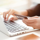 personne avec carte payant en ligne sur son ordinateur