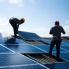 techniciens installant des panneaux solaires