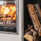 focus sur un insert bois allumé