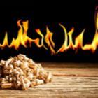 tas de pellets devant des flammes