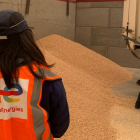 deux employés totalenergies s'occupant des pellets