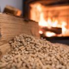 tas de pellets devant un poêle allumé