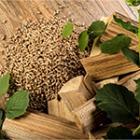 tas de pellets de bois et de feuilles vertes