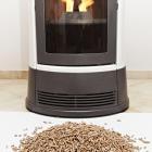 tas de pellets devant un poêle allumé