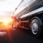 camion transporteur de fioul sur une route