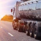 camion transporteur de fioul sur une route