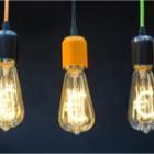 ampoules suspendues allumées