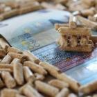 billet de vingt euros enfouis sous des pellets
