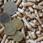 pièces d'euros sur un tas de pellets de bois
