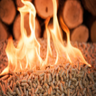 tas de pellets de bois enflammés