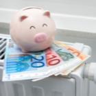 une tirelire cochon sur des billets d'euros