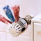billets d'euros insérés dans la poignée d'un radiateur