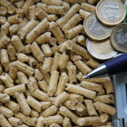 des objets posés sur du pellets