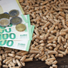 billets d'euros enfouis dans du pellets de bois