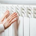 personne se réchauffant sur un radiateur