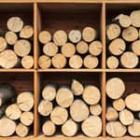 tas de bois compartimentés dans des cases de rangements