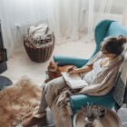 femme avec son chat dans un fauteuil