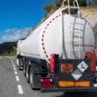 camion transporteur de fioul sur une route