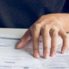 main posée sur des documents