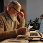 homme âgé examinant un ordinateur