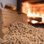 tas de pellets devant un poêle allumé