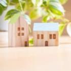 miniature en bois de deux maisons