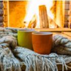 deux tasses devant une cheminée