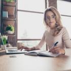 femme prenant des notes au bureau