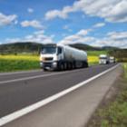 camion transporteur de fioul sur une route