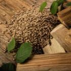tas de pellets et feuilles vertes