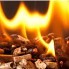 tas de pellets de bois enflammés
