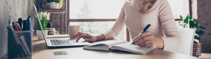 femme prenant des notes au bureau