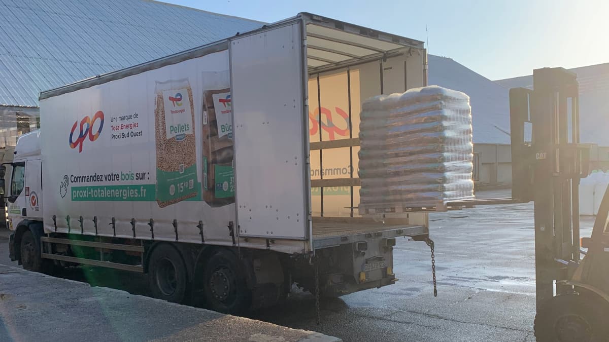 chariot élévateur chargeant un camion de livraison