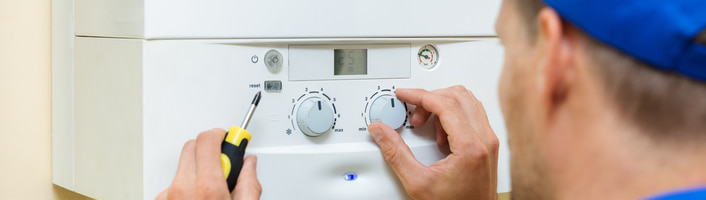 technicien inspectant une chaudière