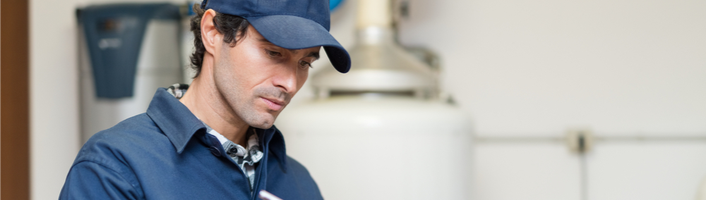 technicien faisant un diagnostic de chaudière
