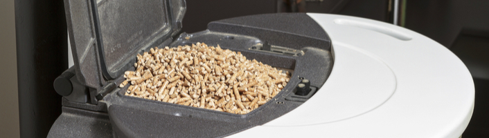 granulés de bois dans le bac d'une chaudière