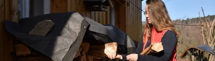 femme prenant des bûches de bois