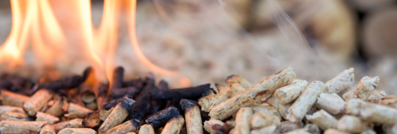 pellets de bois enflammés