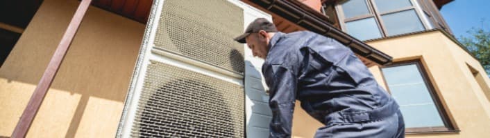technicien installant une pompe à chaleur