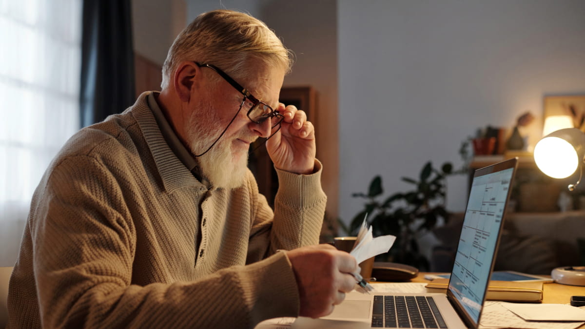 homme âgé examinant un ordinateur
