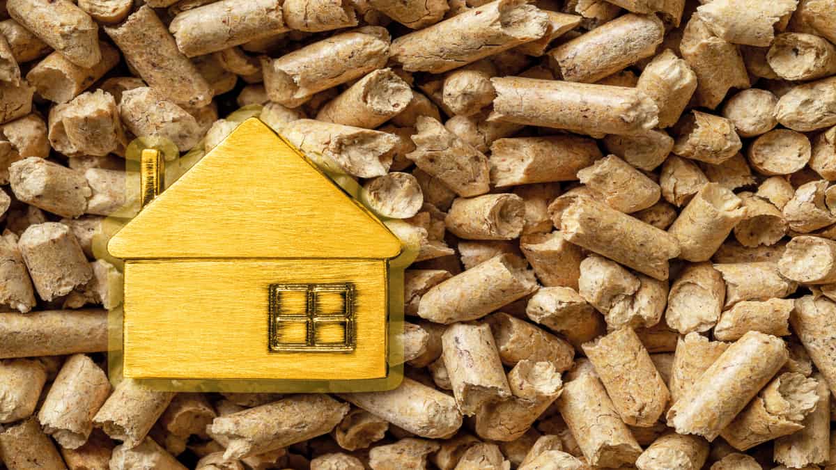 maison miniature sur tas de pellets de bois