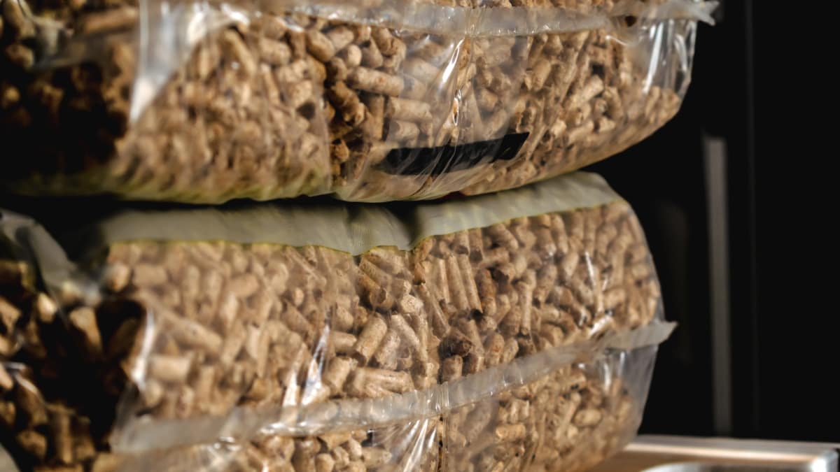 focus sur des sacs de pellets de bois
