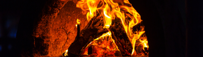 feu de bois dans une cheminée