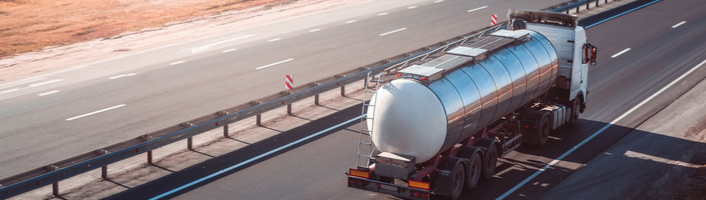 camion transporteur de fioul sur une route