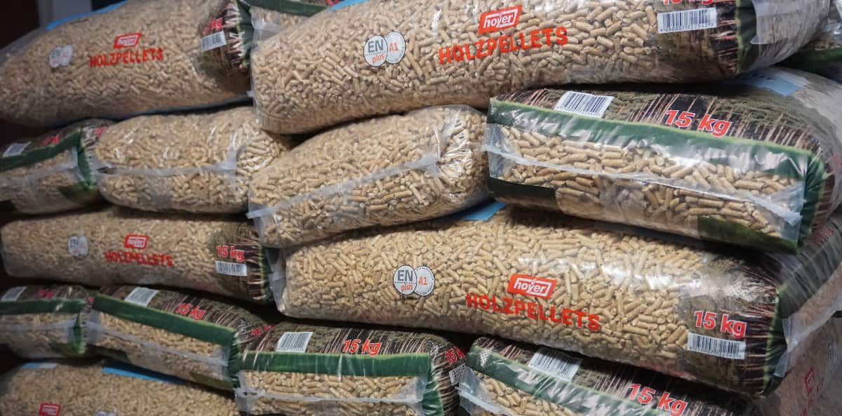 un stock de sacs de bois granulés