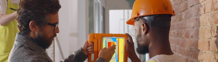 employés analysant des plans de chantier