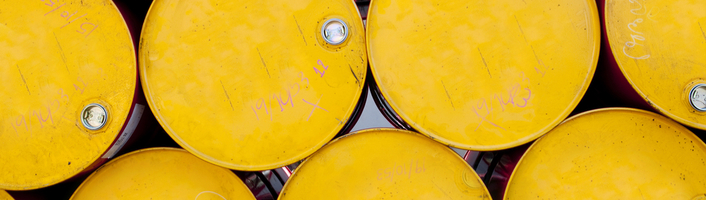 focus sur des barils jaunes