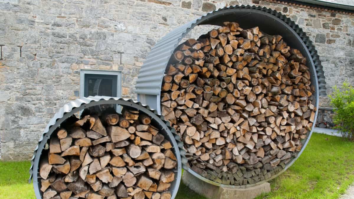 deux rangements en tôle avec bûches