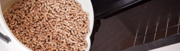 granulés de bois versés dans une chaudière