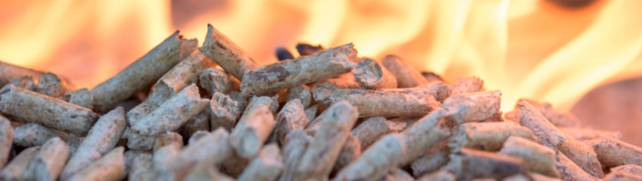 tas de pellets de bois enflammés